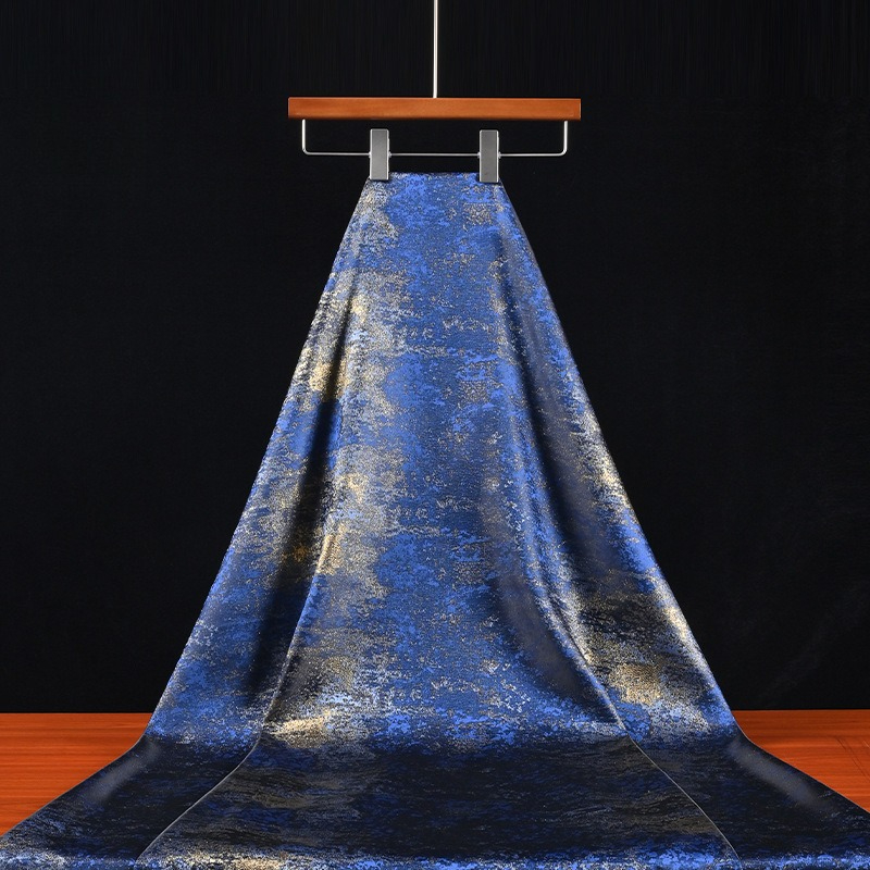 Home Textiles Usa - レトロな青色の金箔加工を施したグラデーション織物。中国風のチャイナドレスや漢服に最適な、繊細な金箔をあしらった生地。デザイナーズ生地および家庭用テキスタイル。